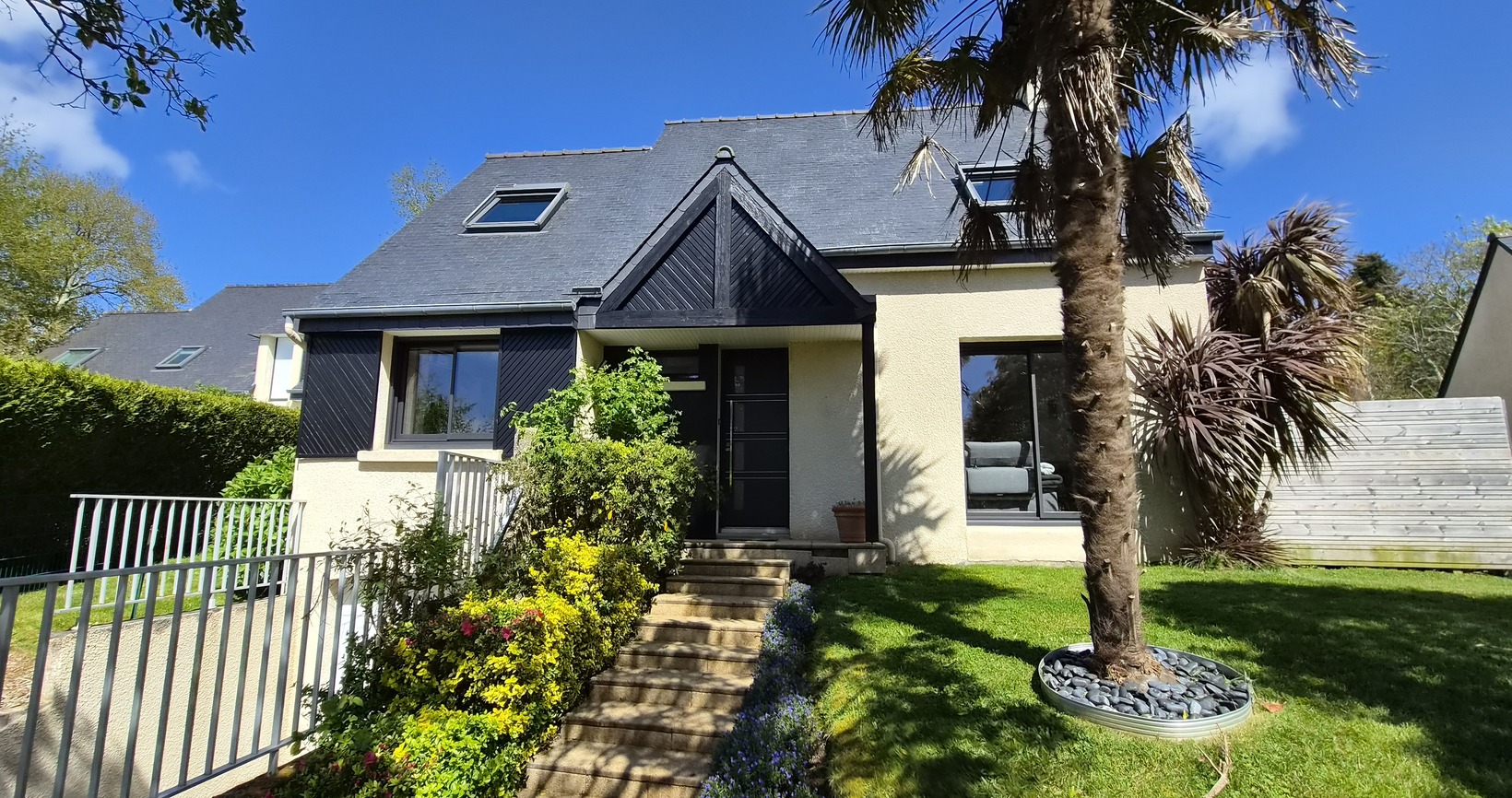 Exclusivité Agence – Quimper Sud- Impeccable Contemporaine de 4 Chambres avec jardin & Piscine Chauffée