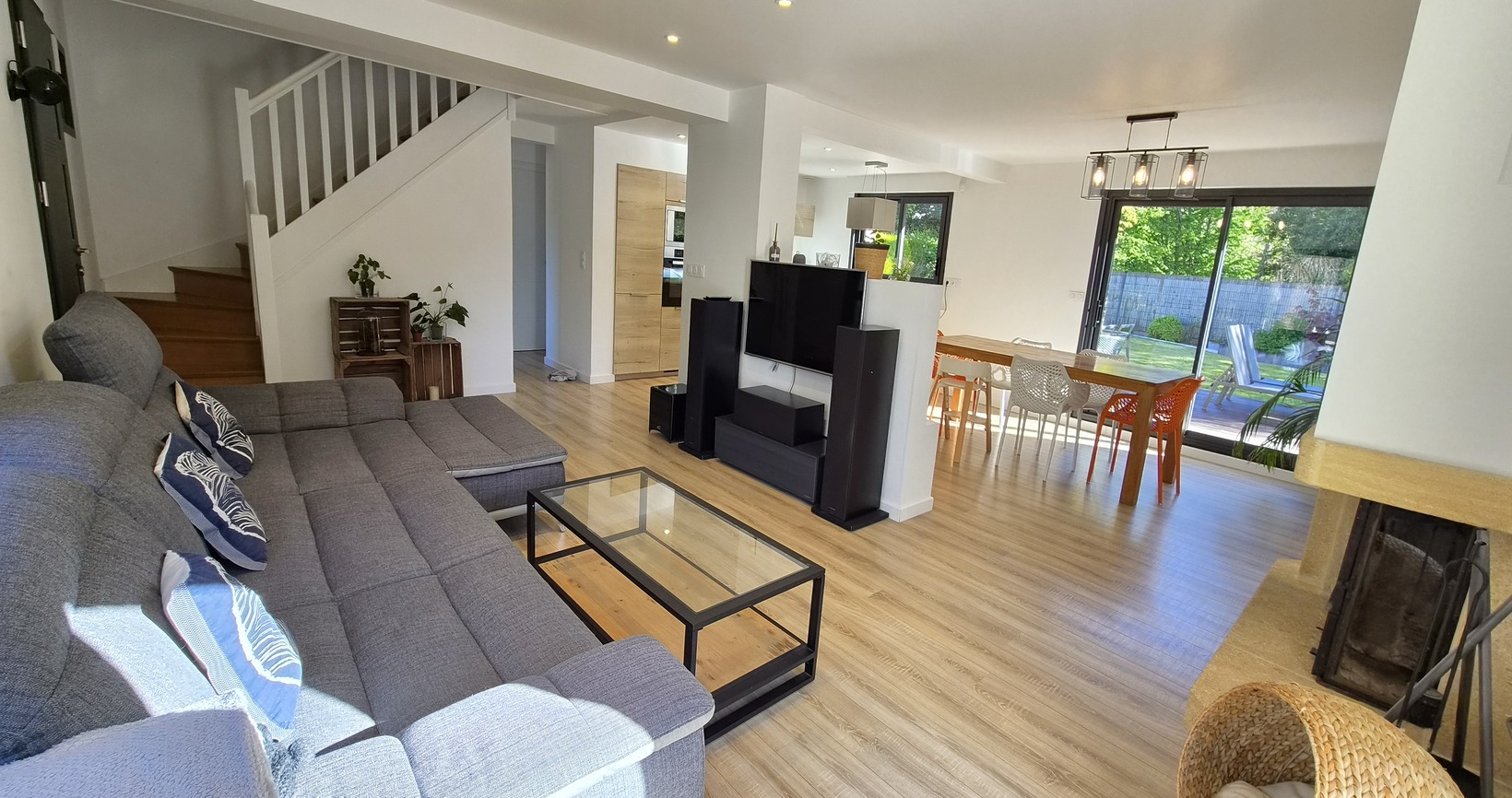 Exclusivité Agence – Quimper Sud- Impeccable Contemporaine de 4 Chambres avec jardin & Piscine Chauffée