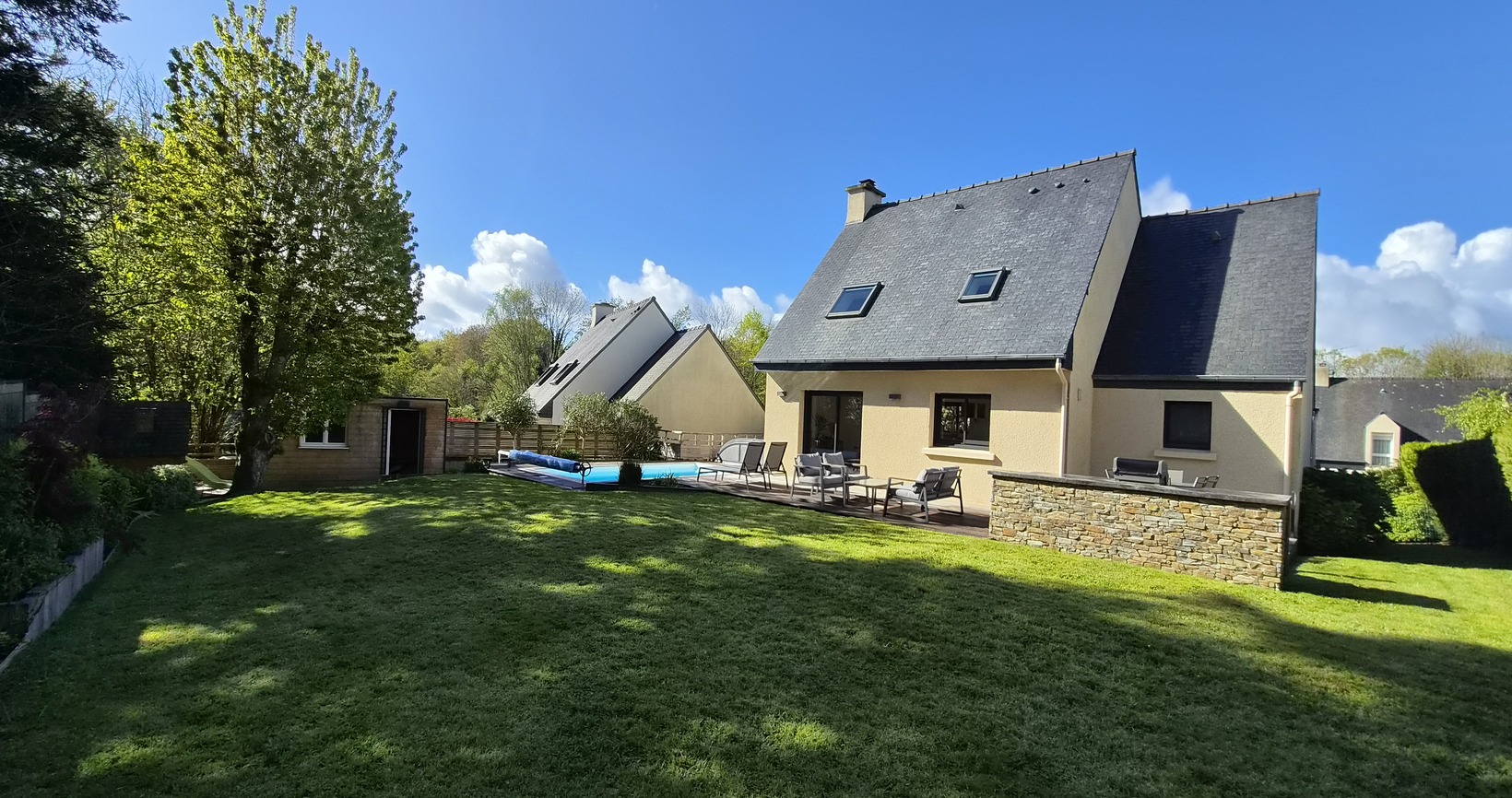 Exclusivité Agence – Quimper Sud- Impeccable Contemporaine de 4 Chambres avec jardin & Piscine Chauffée