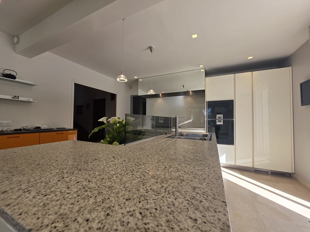 PENMARCH, Splendide Propriété En Pierres Avec Jardin Paysagé de 3000 m² & Piscine Chauffée