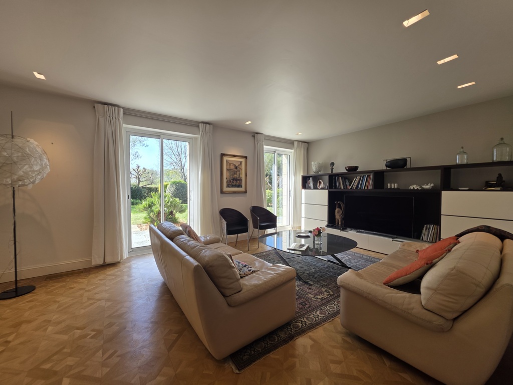 PENMARCH, Splendide Propriété En Pierres Avec Jardin Paysagé de 3000 m² & Piscine Chauffée