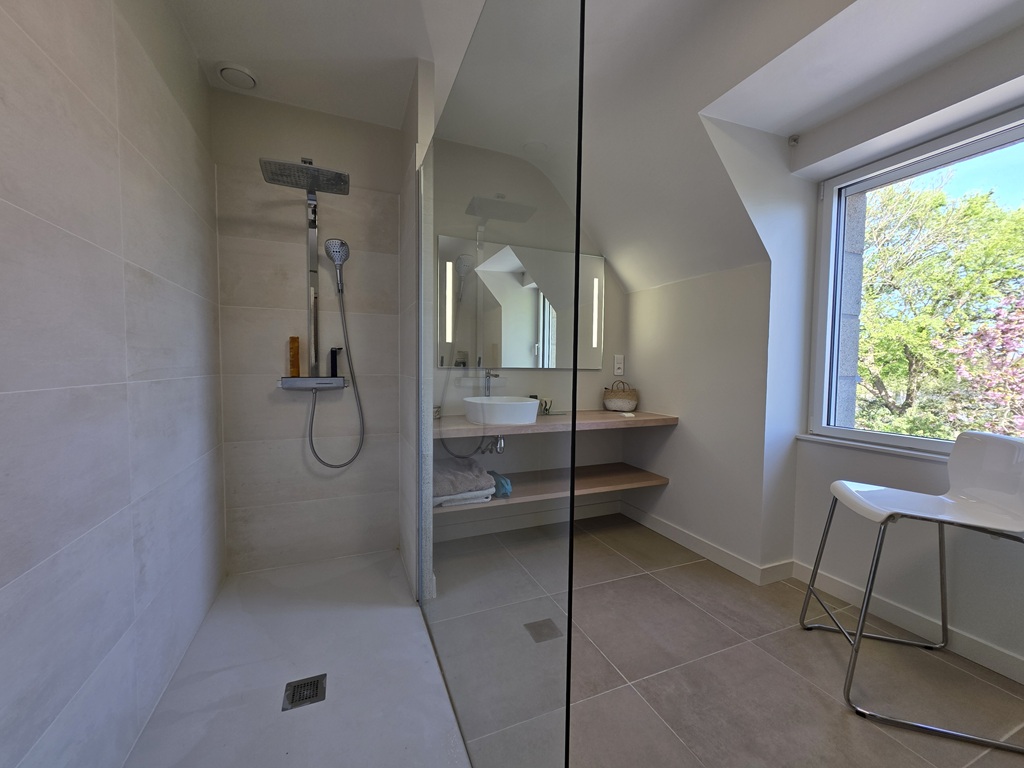 PENMARCH, Splendide Propriété En Pierres Avec Jardin Paysagé de 3000 m² & Piscine Chauffée