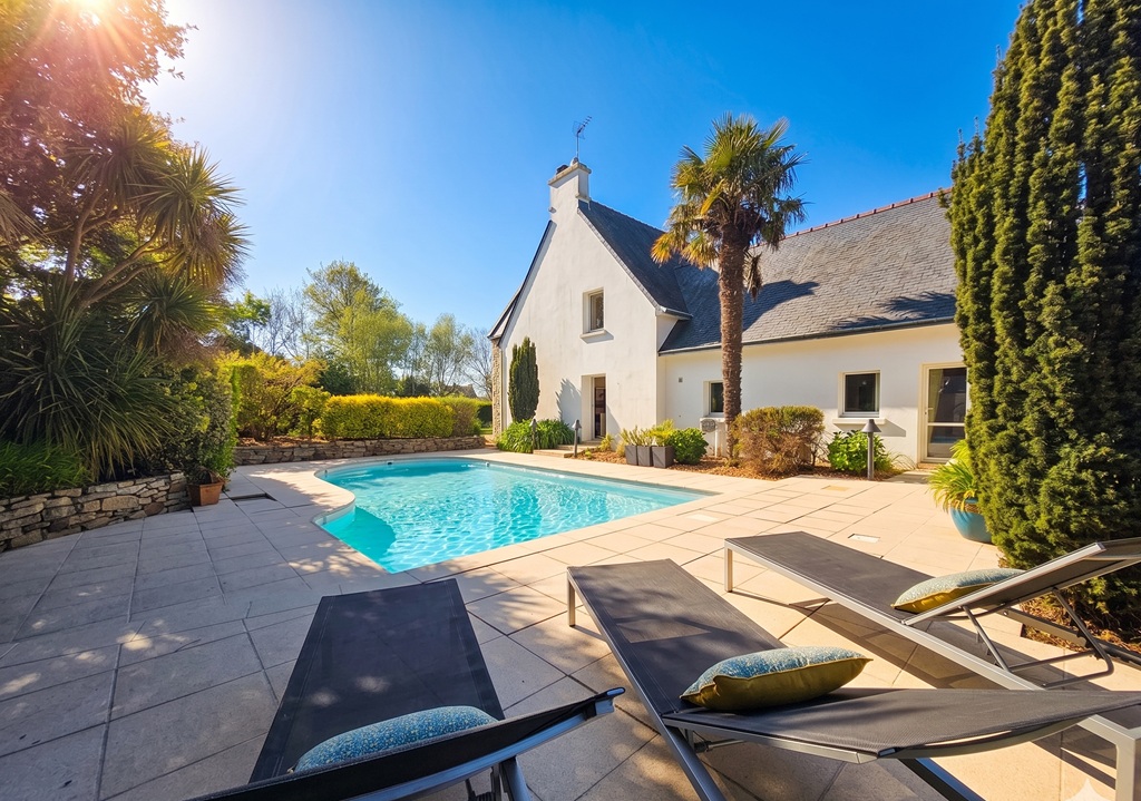 PENMARCH, Splendide Propriété En Pierres Avec Jardin Paysagé de 3000 m² & Piscine Chauffée