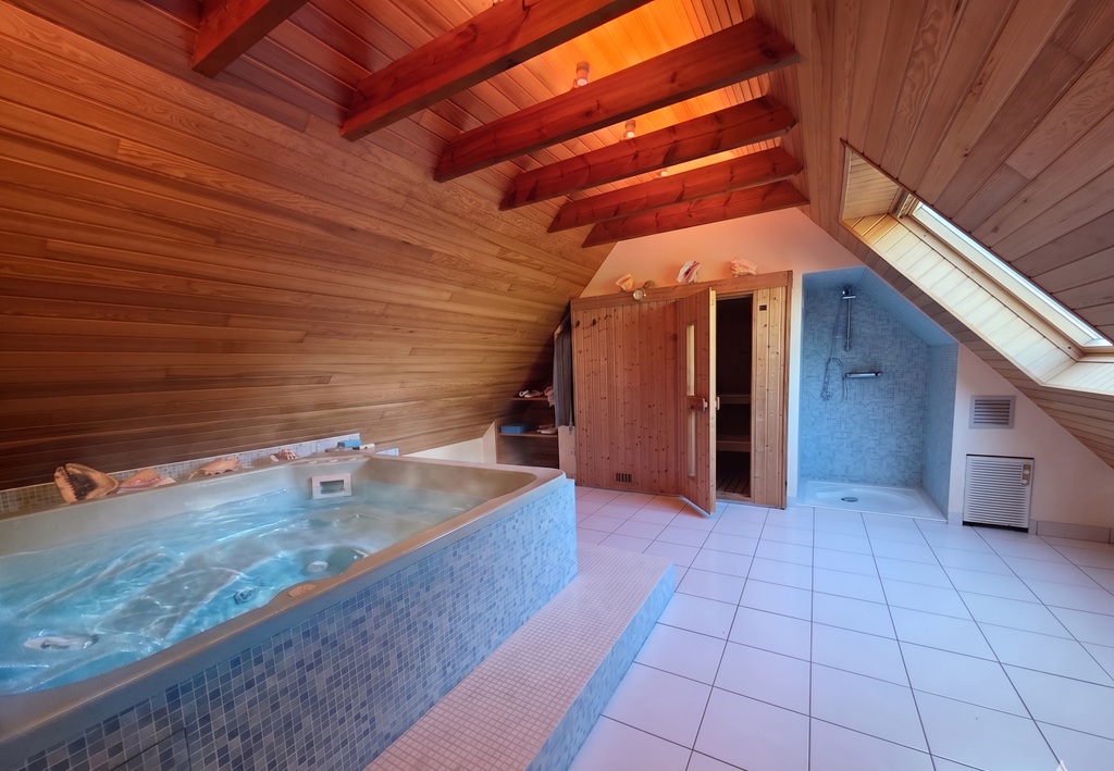 PENMARCH, Splendide Propriété En Pierres Avec Jardin Paysagé de 3000 m² & Piscine Chauffée