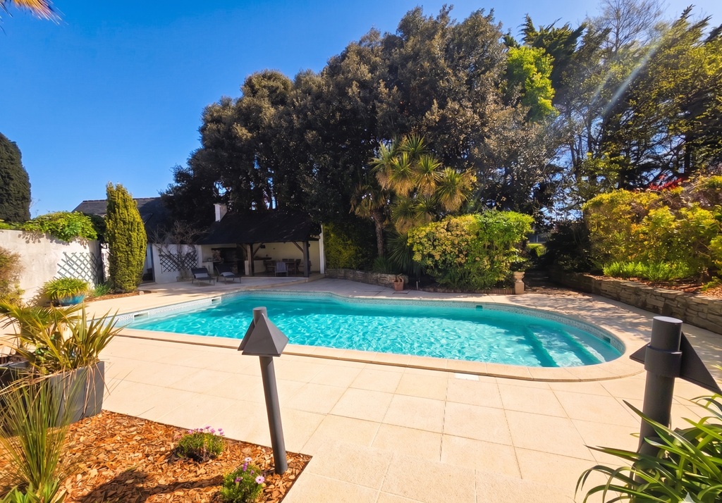 PENMARCH, Splendide Propriété En Pierres Avec Jardin Paysagé de 3000 m² & Piscine Chauffée