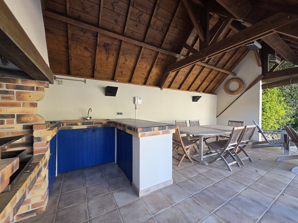 PENMARCH, Splendide Propriété En Pierres Avec Jardin Paysagé de 3000 m² & Piscine Chauffée