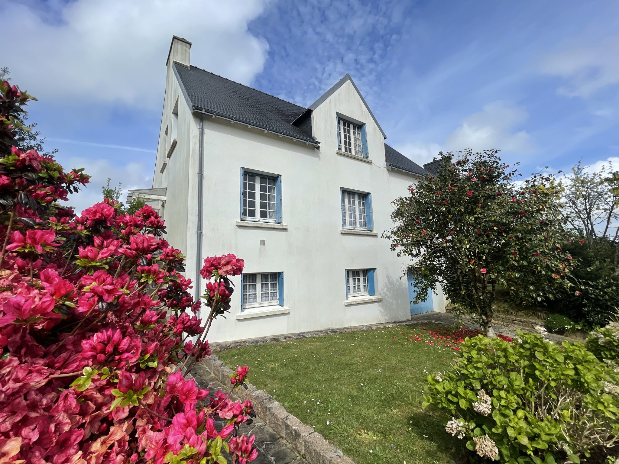 Quimper 12 mn , Maison Traditionnelle Familiale (142 m²) Sur Sous-sol & Son vaste Jardin