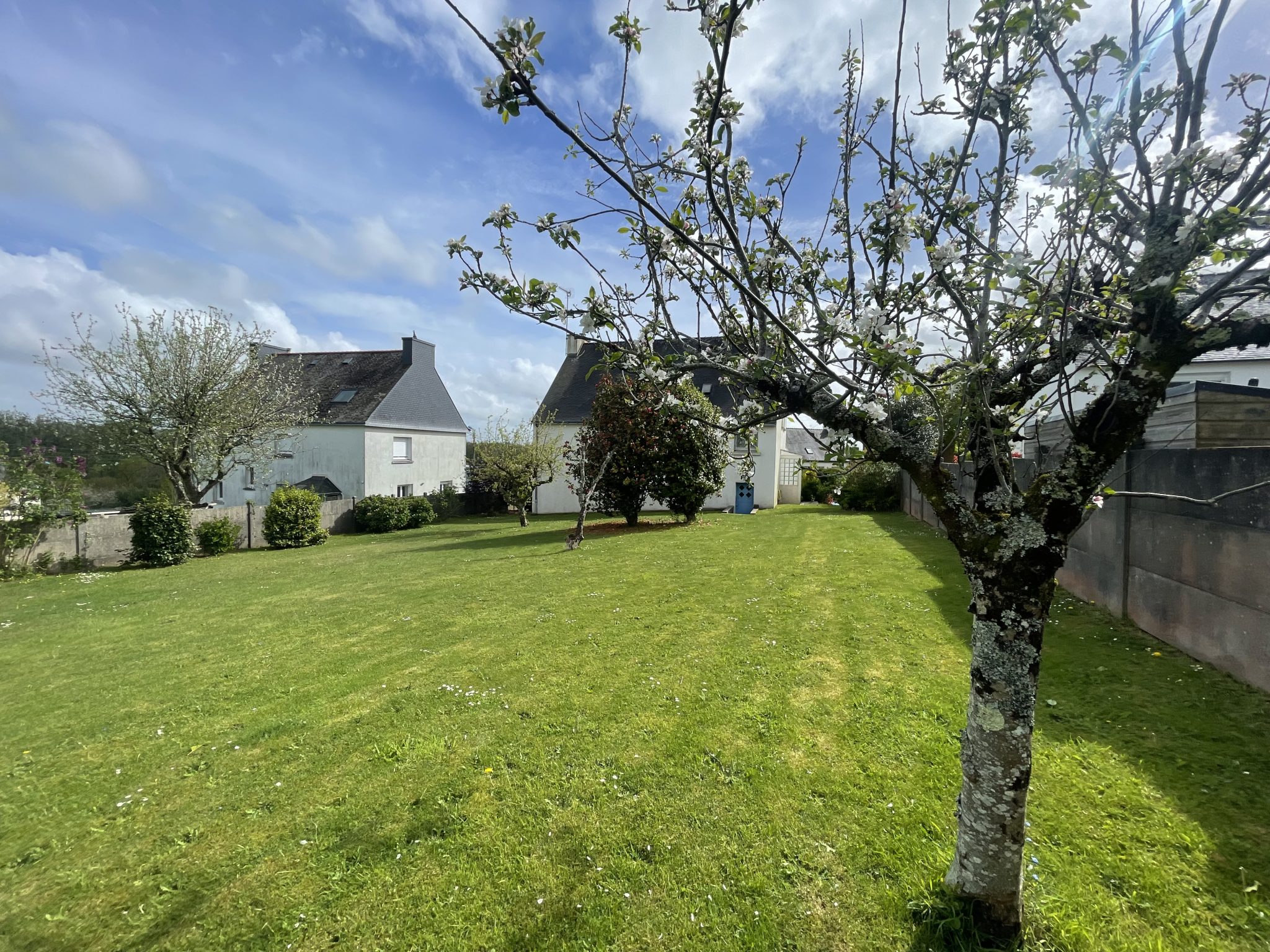 Quimper 12 mn , Maison Traditionnelle Familiale (142 m²) Sur Sous-sol & Son vaste Jardin