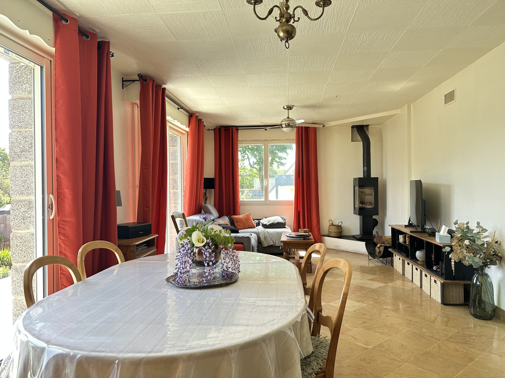 Au Coeur du Centre-Ville de Baye- Généreuse Maison Familiale de 140m² Sur Terrain Paysagé de 1000m² !