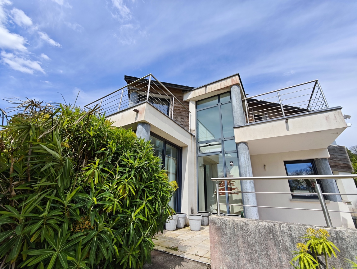 Quimper. Environnement Calme & Verdoyant pour Maison d’Architecte au Style Unique sur Terrain de 1000 m2.