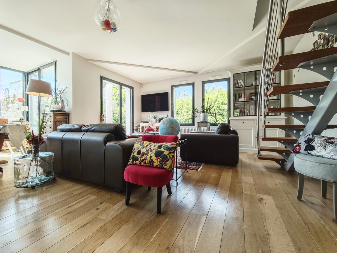 Quimper. Environnement Calme & Verdoyant pour Maison d’Architecte au Style Unique sur Terrain de 1000 m2.