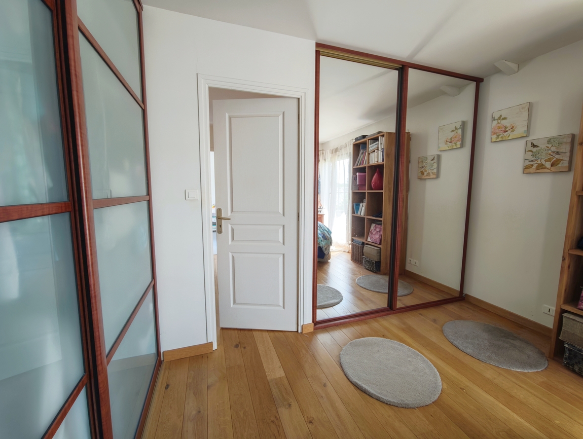 Quimper. Environnement Calme & Verdoyant pour Maison d’Architecte au Style Unique sur Terrain de 1000 m2.