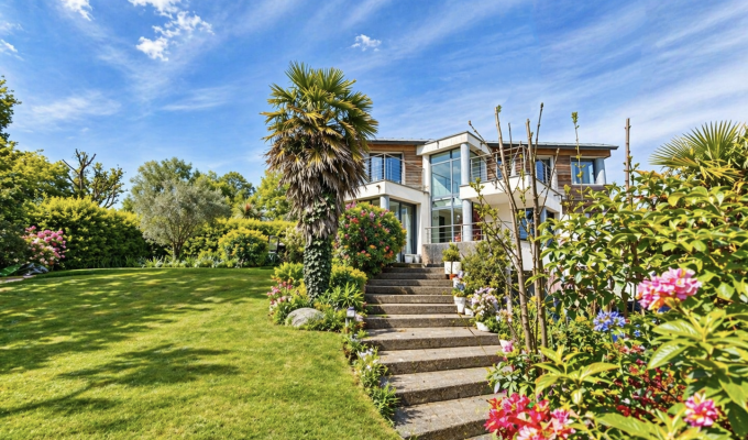 Quimper. Environnement Calme & Verdoyant pour Maison d’Architecte au Style Unique sur Terrain de 1000 m2.