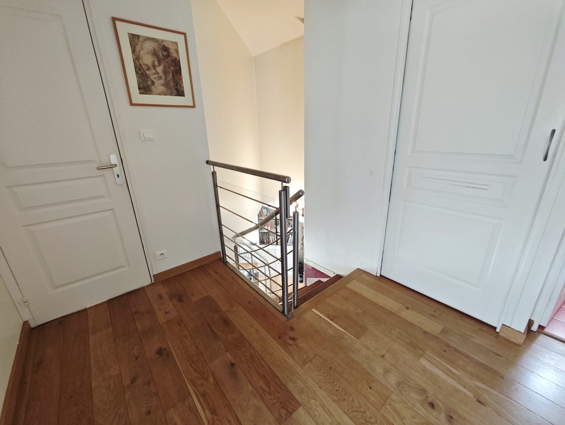 Quimper. Environnement Calme & Verdoyant pour Maison d’Architecte au Style Unique sur Terrain de 1000 m2.