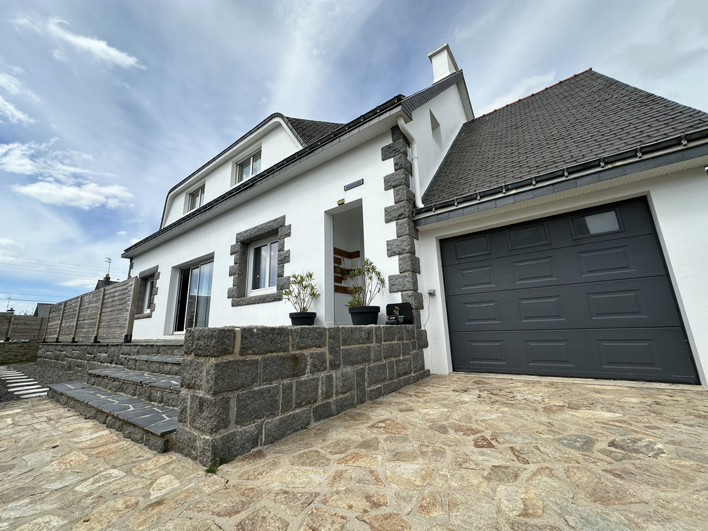 Au Coeur de Quimperlé- Rénovation Soignée Pour Cette Qualitative Maison Familiale de 202m² habitable Avec Garage.