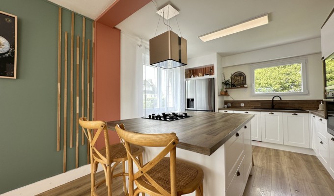 Au Coeur de Quimperlé- Rénovation Soignée Pour Cette Qualitative Maison Familiale de 202m² habitable Avec Garage.