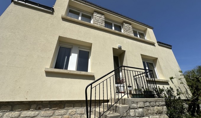 Exclusivité Agence ! Bannalec, Maison Familiale de 130 m² avec Jardin ! Proche Commerces et Ecoles.