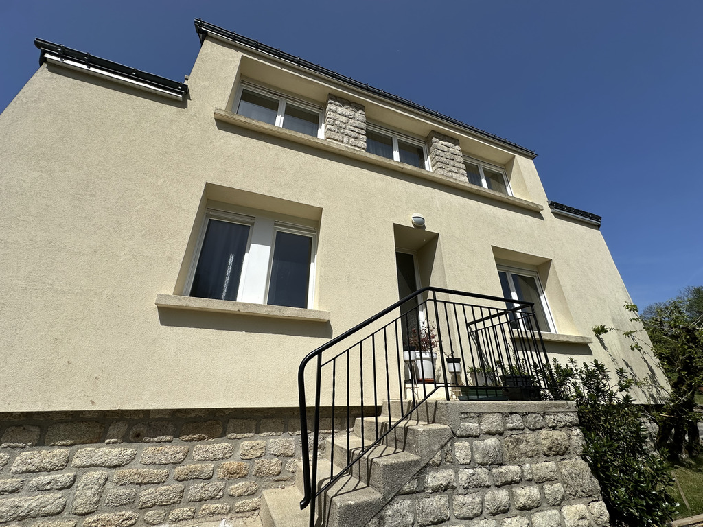 Exclusivité Agence ! Bannalec, Maison Familiale de 130 m² avec Jardin ! Proche Commerces et Ecoles.