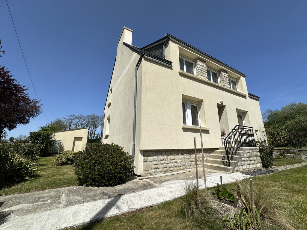 Exclusivité Agence ! Bannalec, Maison Familiale de 130 m² avec Jardin ! Proche Commerces et Ecoles.