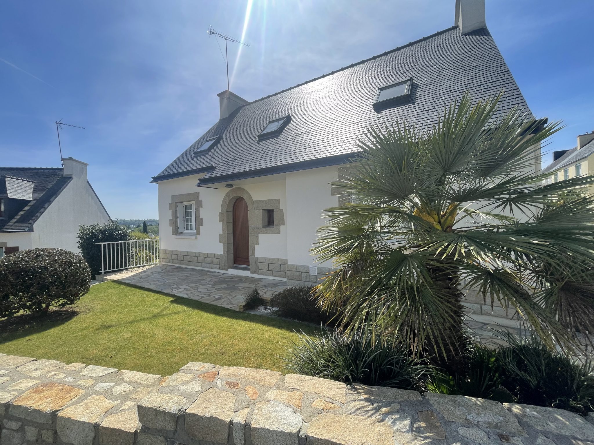 Exclusivité Agence , Quimper Kerfeunteun , Coquette Maison Néo-Bretonne ( 120m²) & Son Jardin Arboré Sur Sous-Sol