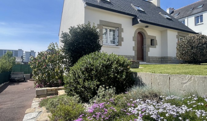 Exclusivité Agence , Quimper Kerfeunteun , Coquette Maison Néo-Bretonne ( 120m²) & Son Jardin Arboré Sur Sous-Sol