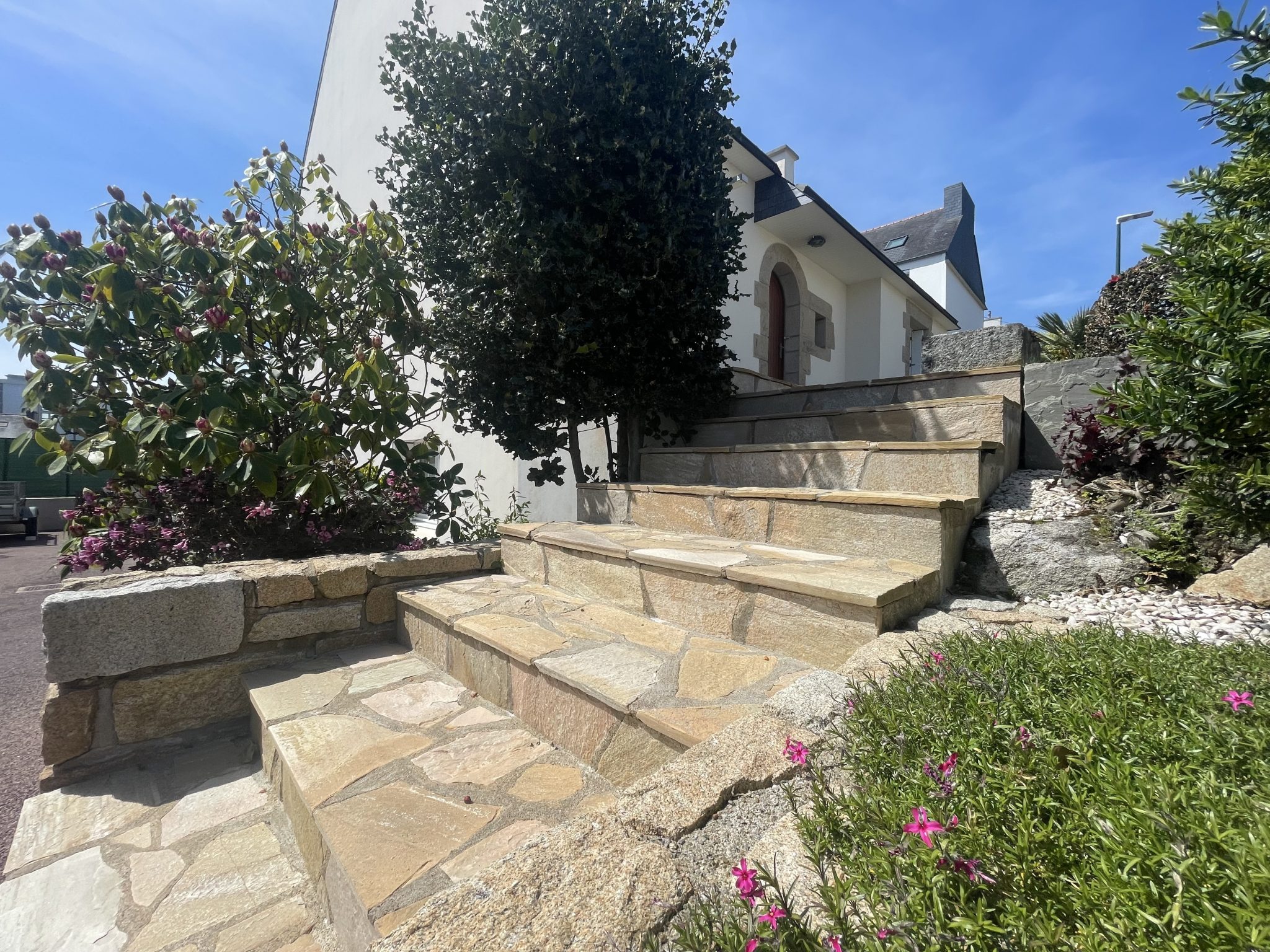 Exclusivité Agence , Quimper Kerfeunteun , Coquette Maison Néo-Bretonne ( 120m²) & Son Jardin Arboré Sur Sous-Sol