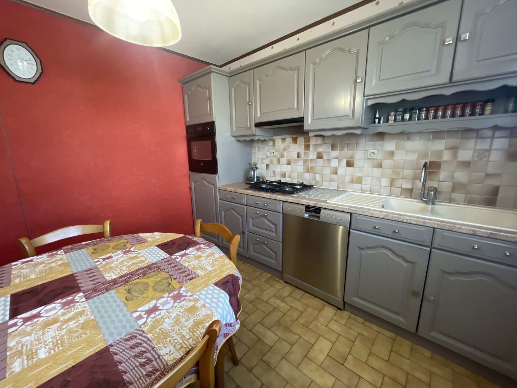 Exclusivité Agence , Quimper Kerfeunteun , Coquette Maison Néo-Bretonne ( 120m²) & Son Jardin Arboré Sur Sous-Sol