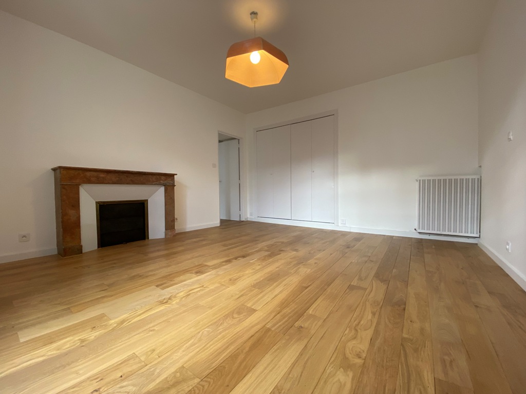 Quimper Centre Historique. L’appartement de 138 m² Rénové sur les Toits de la Ville