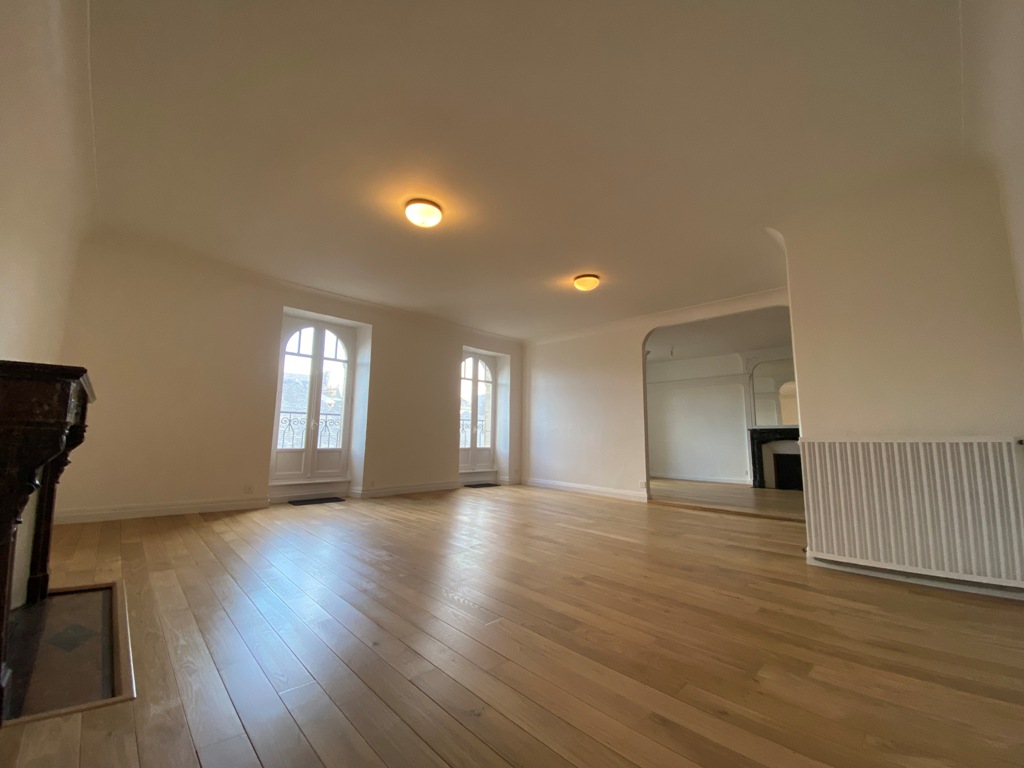 Quimper Centre Historique. L’appartement de 138 m² Rénové sur les Toits de la Ville