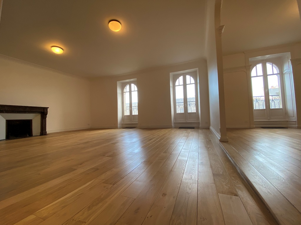 Quimper Centre Historique. L’appartement de 138 m² Rénové sur les Toits de la Ville