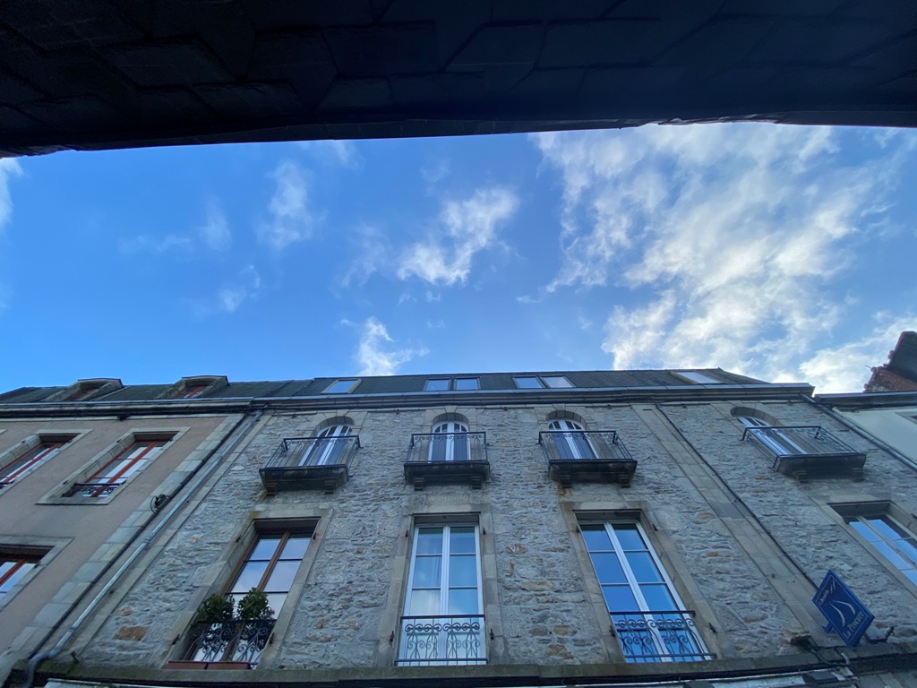 Quimper Centre Historique. L’appartement de 138 m² Rénové sur les Toits de la Ville