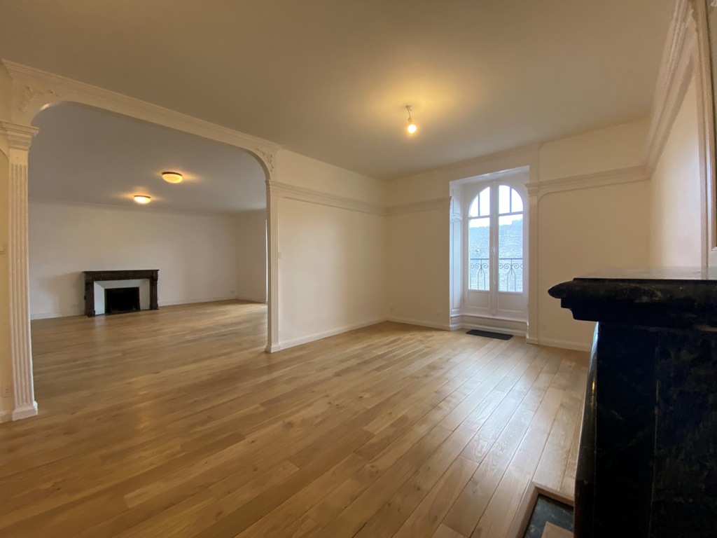 Quimper Centre Historique. L’appartement de 138 m² Rénové sur les Toits de la Ville