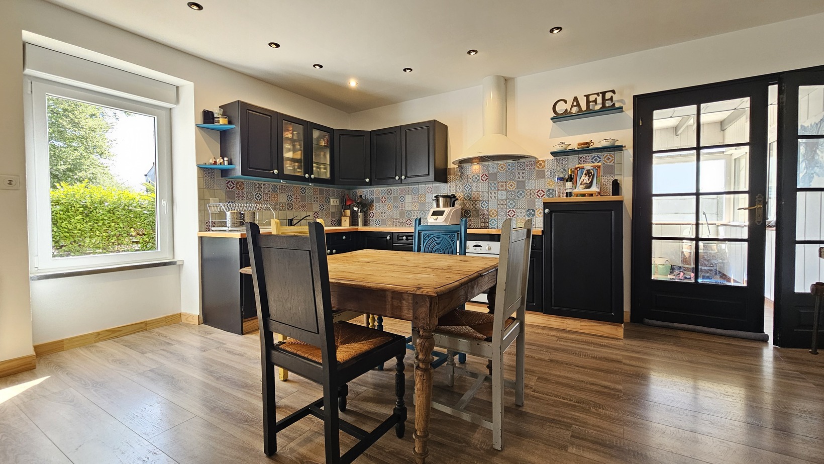 TREGUNC – Généreuse Maison de Caractère 1900 Rénovée (228m²) Au Centre-Bourg & À Deux Pas des Plages