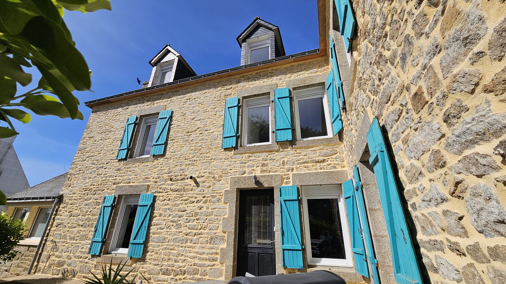 TREGUNC – Généreuse Maison de Caractère 1900 Rénovée (228m²) Au Centre-Bourg & À Deux Pas des Plages