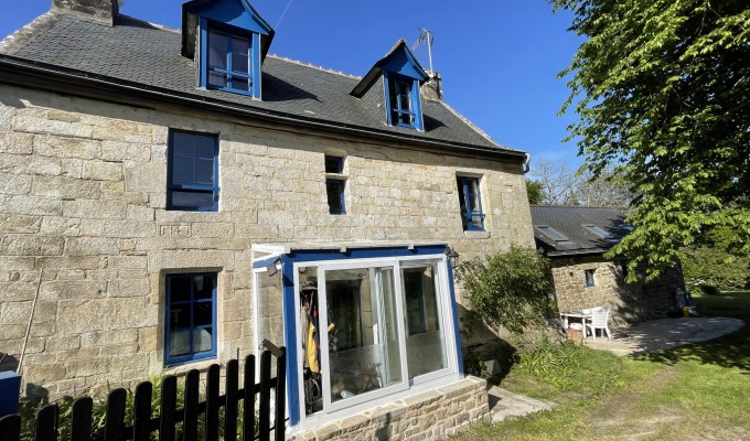 Quimper 20 mn , Cadre Bucolique pour L’Authentique Propriété en Pierre de Taille (175m²) & Son Jardin Arboré ( 1270 m²)