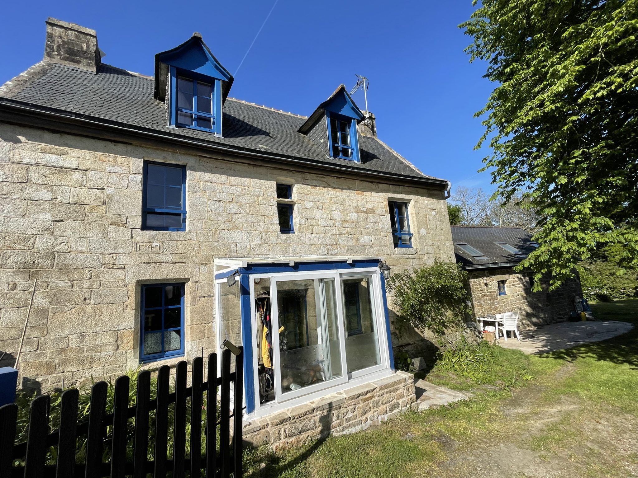 Quimper 20 mn , Cadre Bucolique pour L’Authentique Propriété en Pierre de Taille (175m²) & Son Jardin Arboré ( 1270 m²)