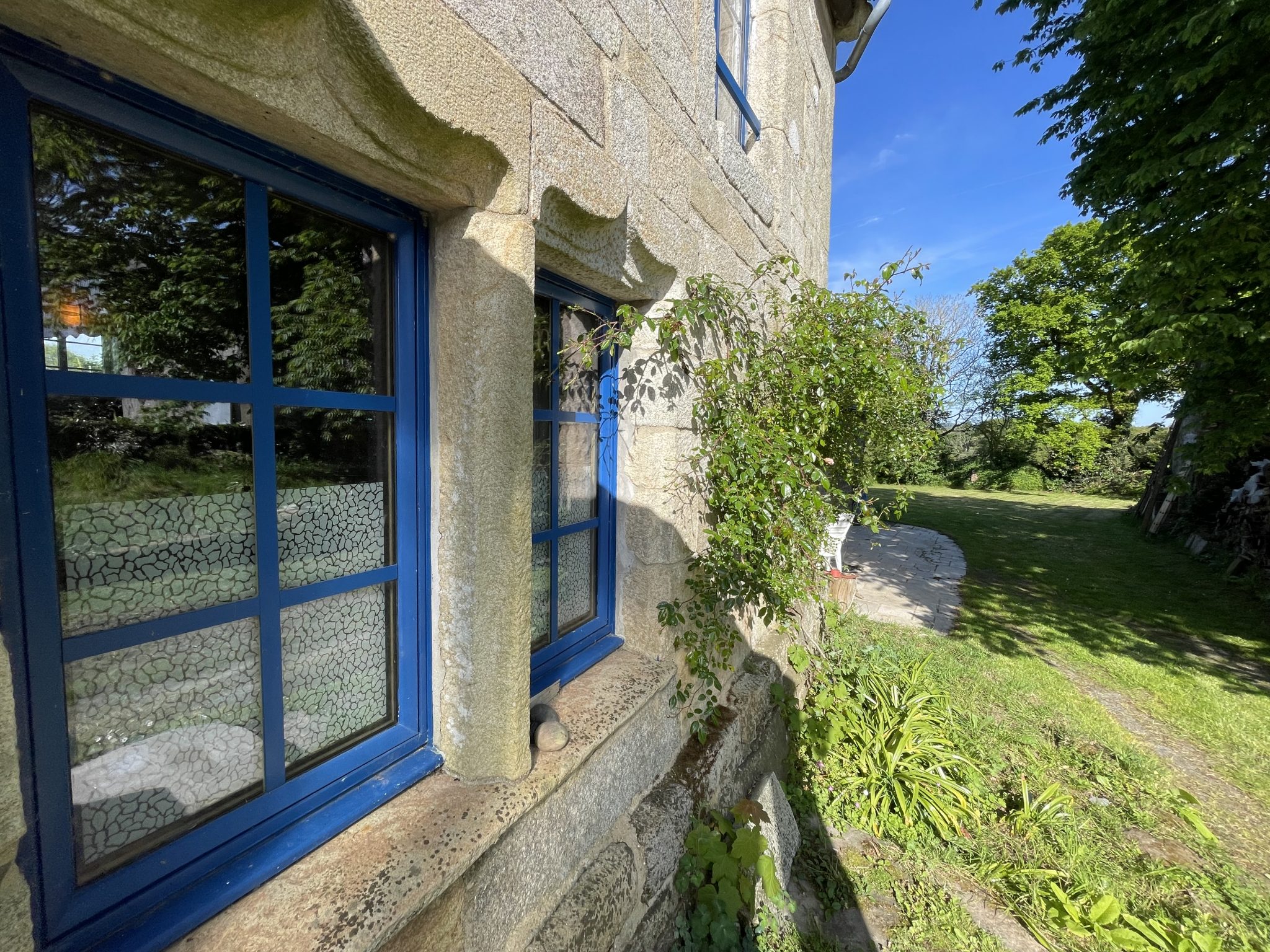 Quimper 20 mn , Cadre Bucolique pour L’Authentique Propriété en Pierre de Taille (175m²) & Son Jardin Arboré ( 1270 m²)