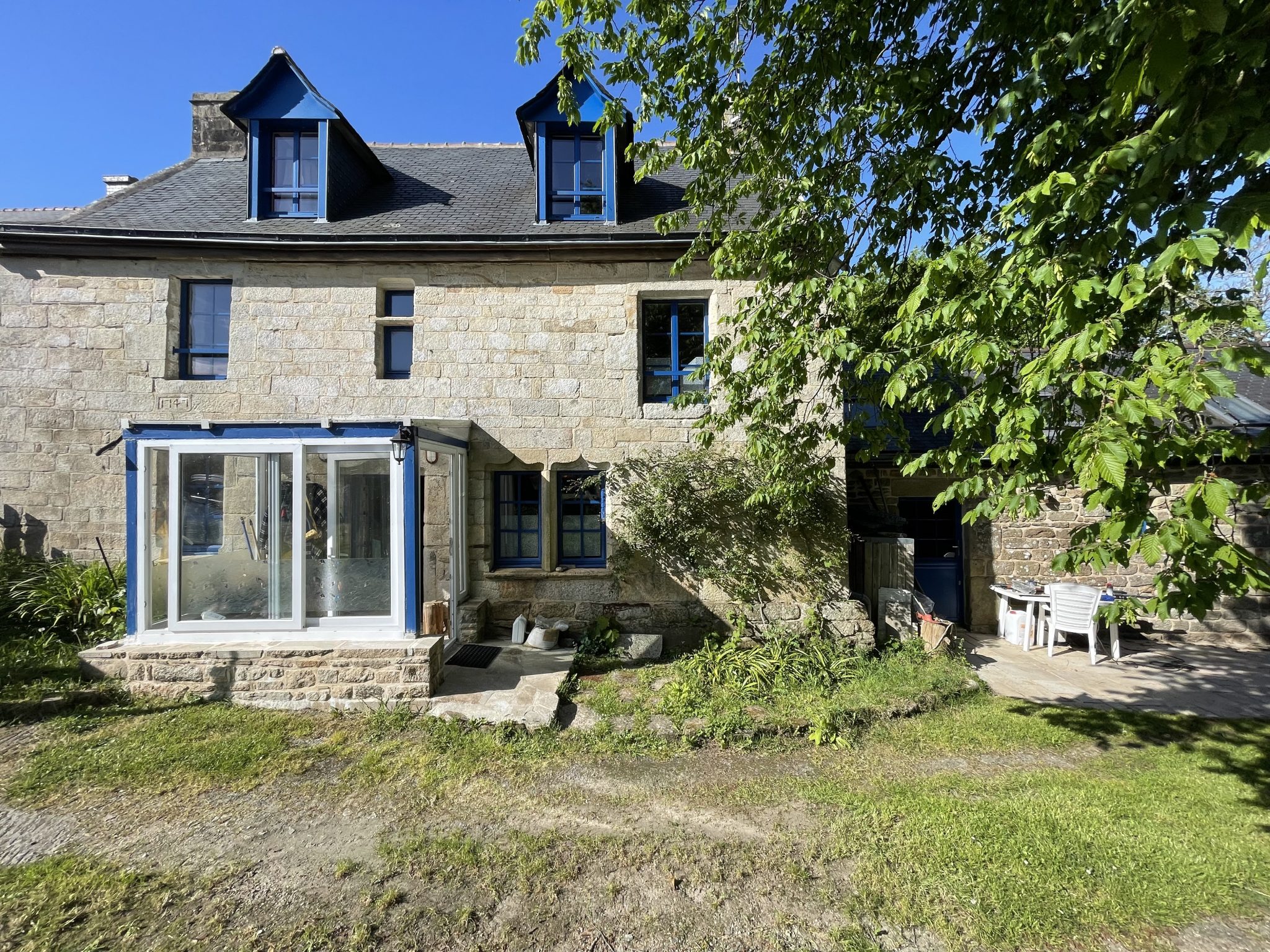 Quimper 20 mn , Cadre Bucolique pour L’Authentique Propriété en Pierre de Taille (175m²) & Son Jardin Arboré ( 1270 m²)