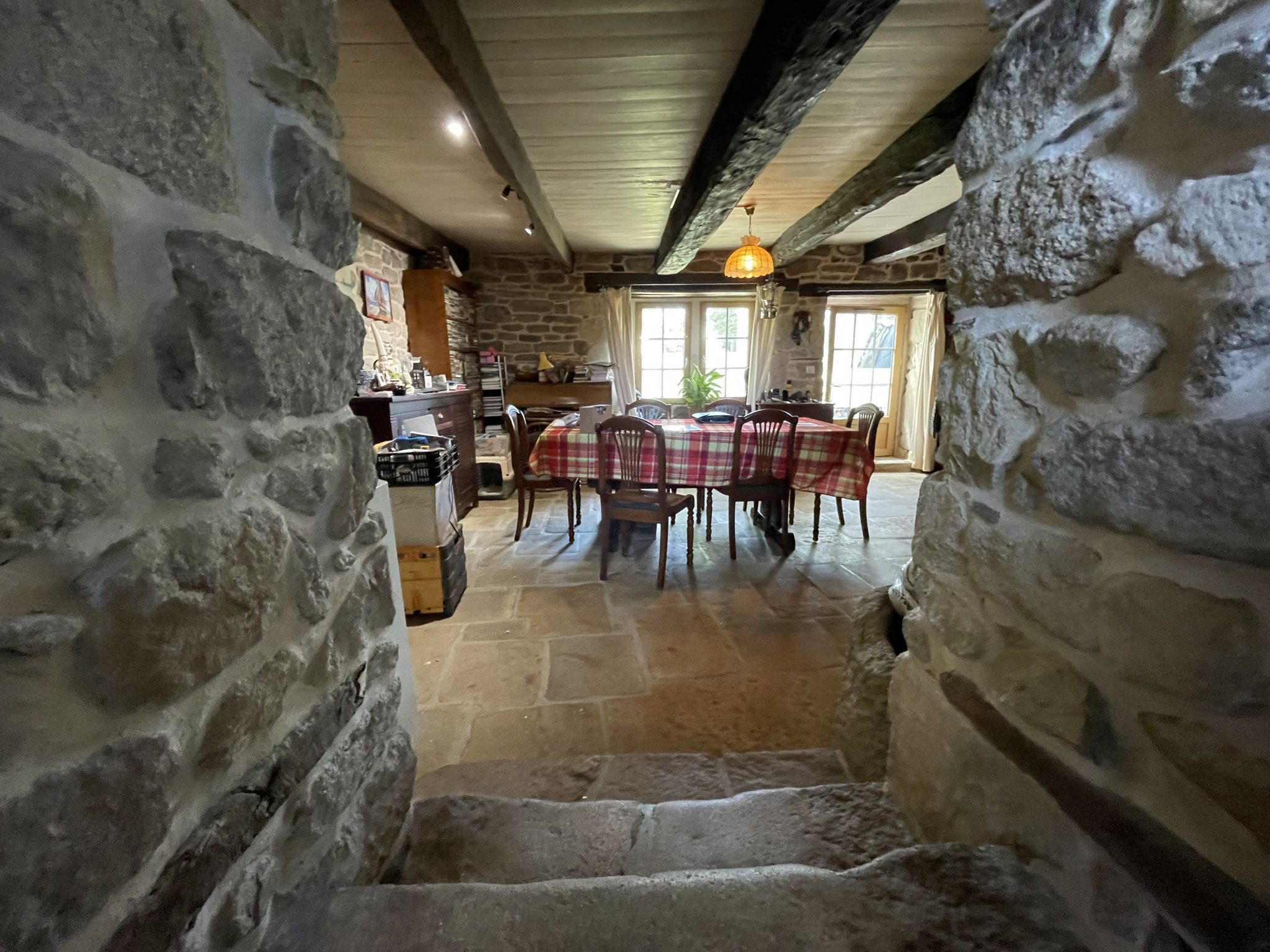 Quimper 20 mn , Cadre Bucolique pour L’Authentique Propriété en Pierre de Taille (175m²) & Son Jardin Arboré ( 1270 m²)