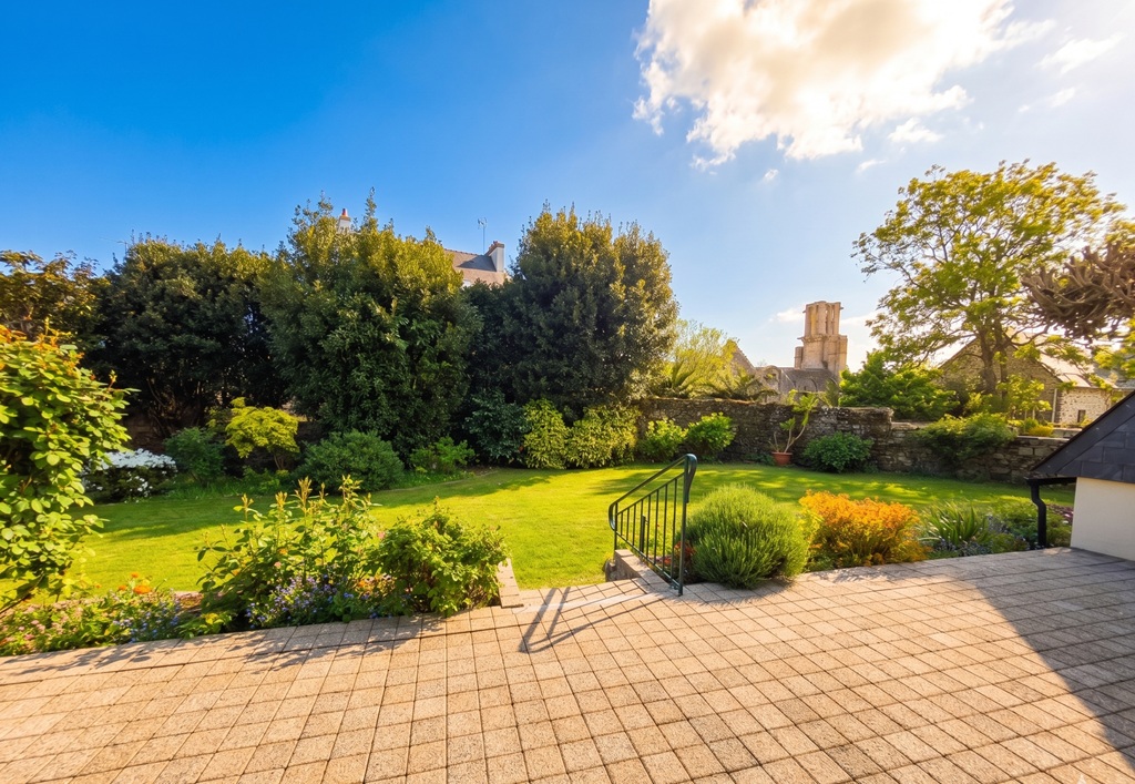 Exclusivité Agence, PONT L’ABBE, Plein Centre Ville, Contemporaine Avec Son Sublime Jardin Clos de 846m²