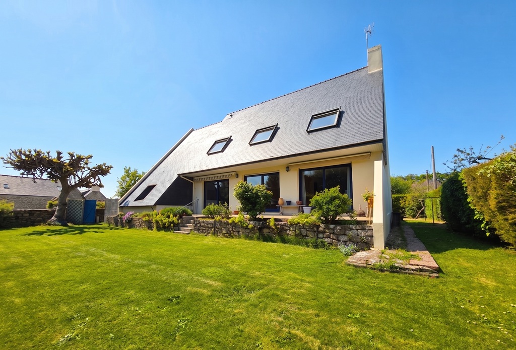 Exclusivité Agence, PONT L’ABBE, Plein Centre Ville, Contemporaine Avec Son Sublime Jardin Clos de 846m²