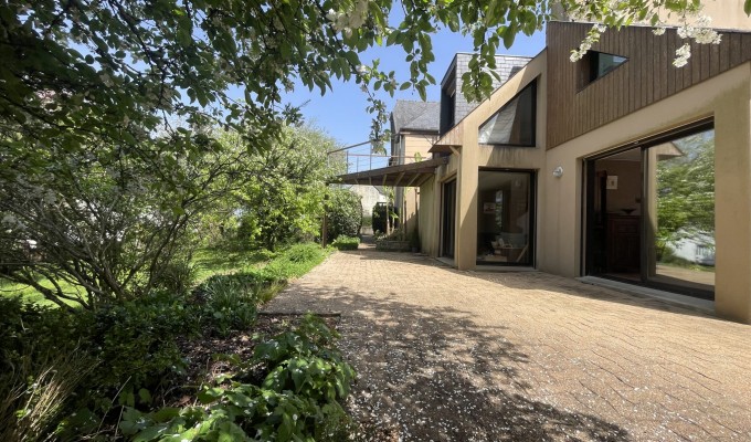 Châteaulin – Propriété Atypique sur les Hauteurs, Entre Charme des Années 1930 & Extension d’Architecte