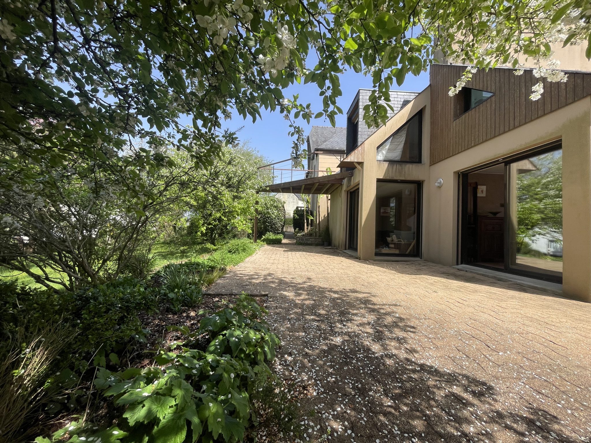 Châteaulin – Propriété Atypique sur les Hauteurs, Entre Charme des Années 1930 & Extension d’Architecte