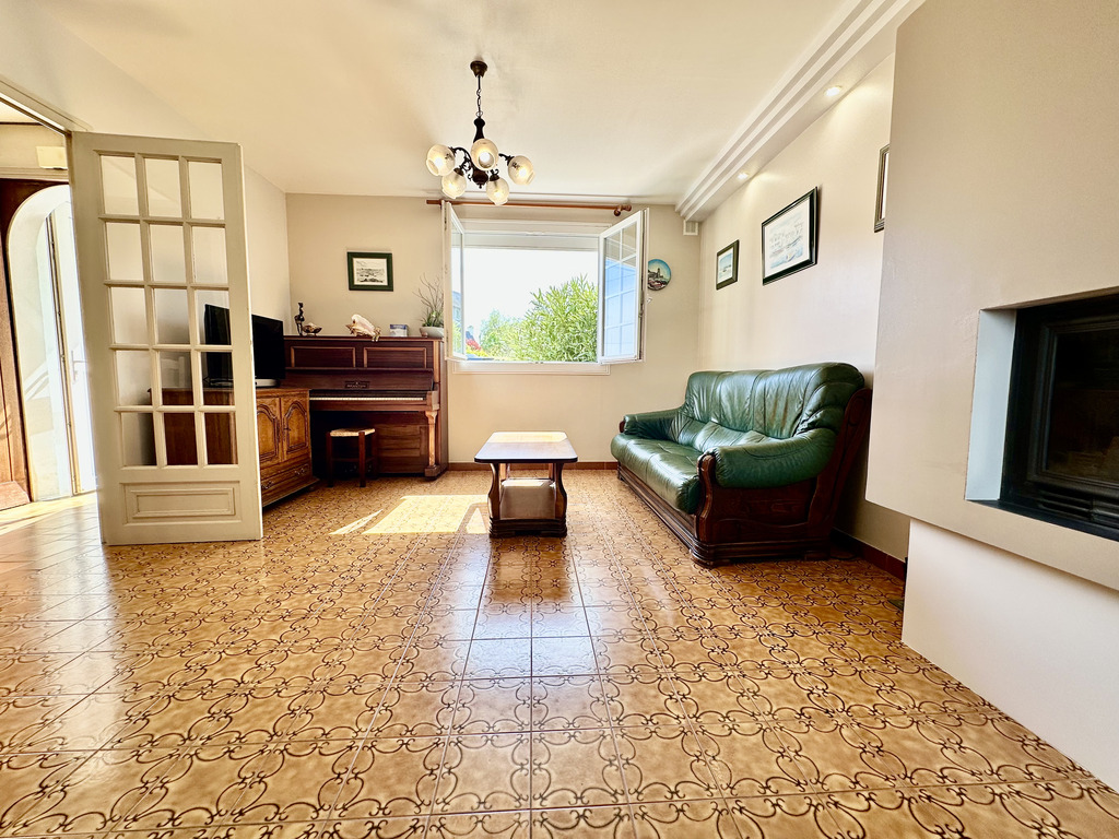 Audierne – Maison Familiale & Lumineuse avec Jardin Arboré à Deux Pas du Littoral