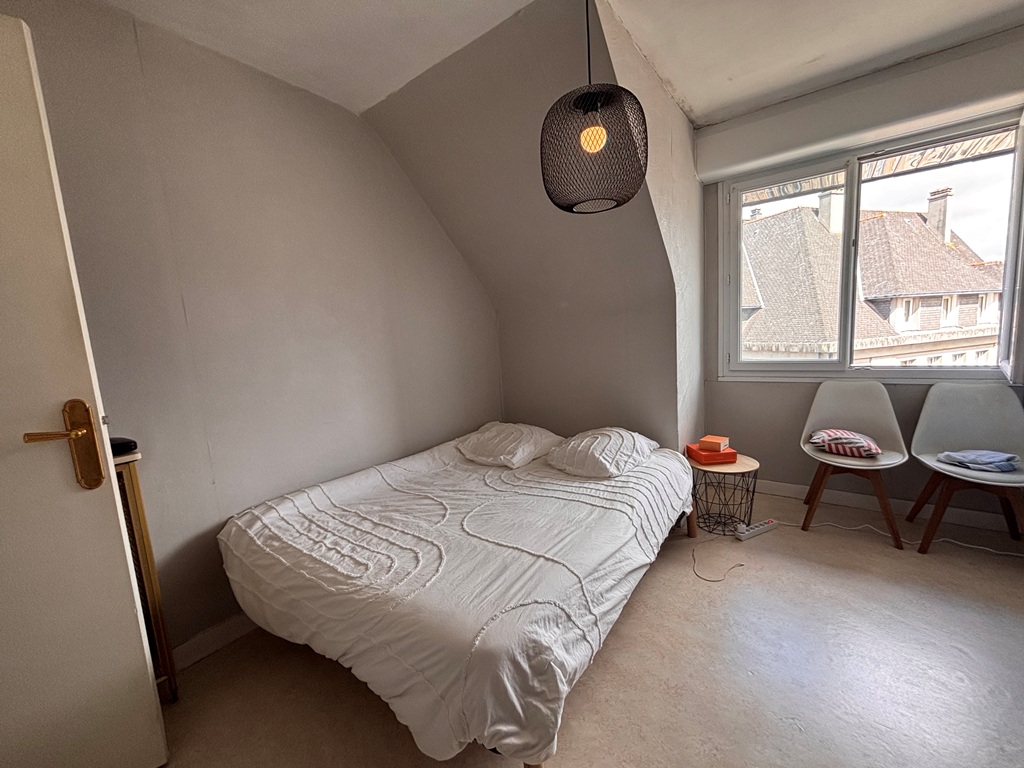 Exclusivité Agence Quimper Centre. Appartement T2 42 m² Avec Locataire en Place & Place De Parking Privative.