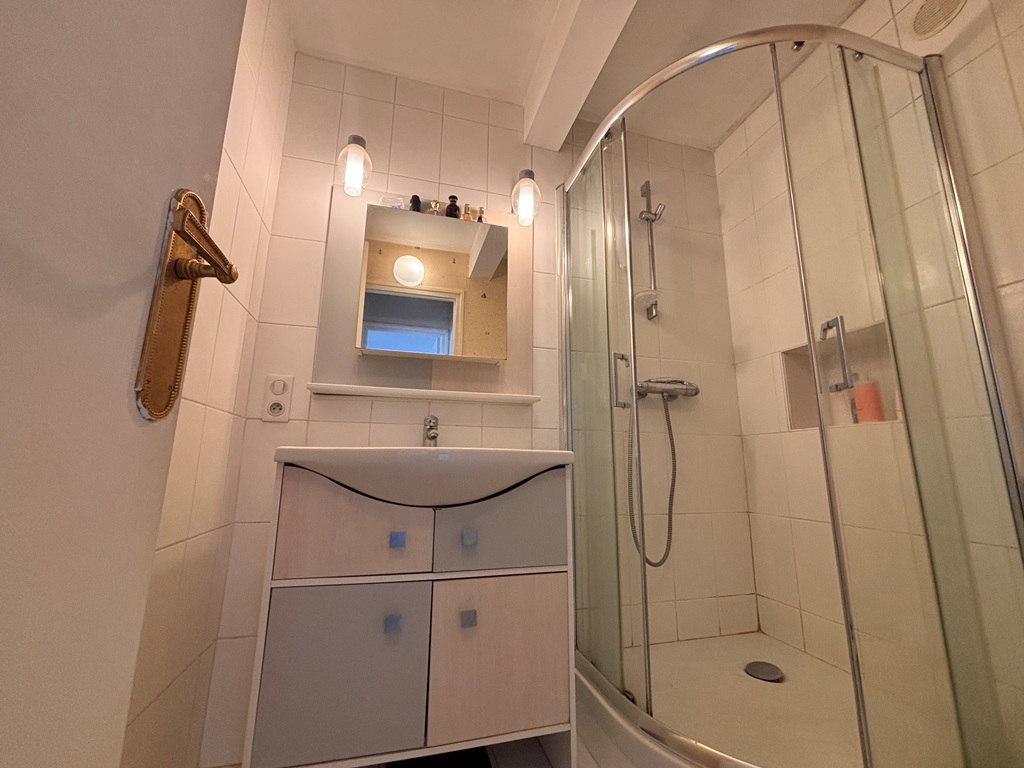 Exclusivité Agence Quimper Centre. Appartement T2 42 m² Avec Locataire en Place & Place De Parking Privative.