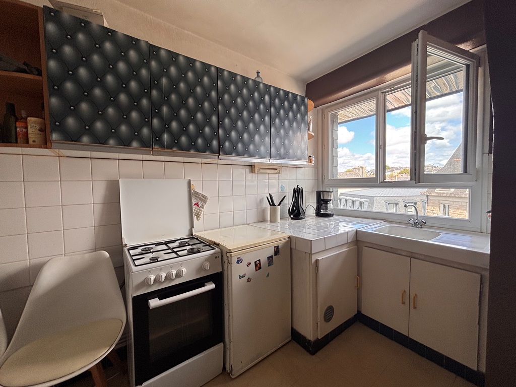 Exclusivité Agence Quimper Centre. Appartement T2 42 m² Avec Locataire en Place & Place De Parking Privative.