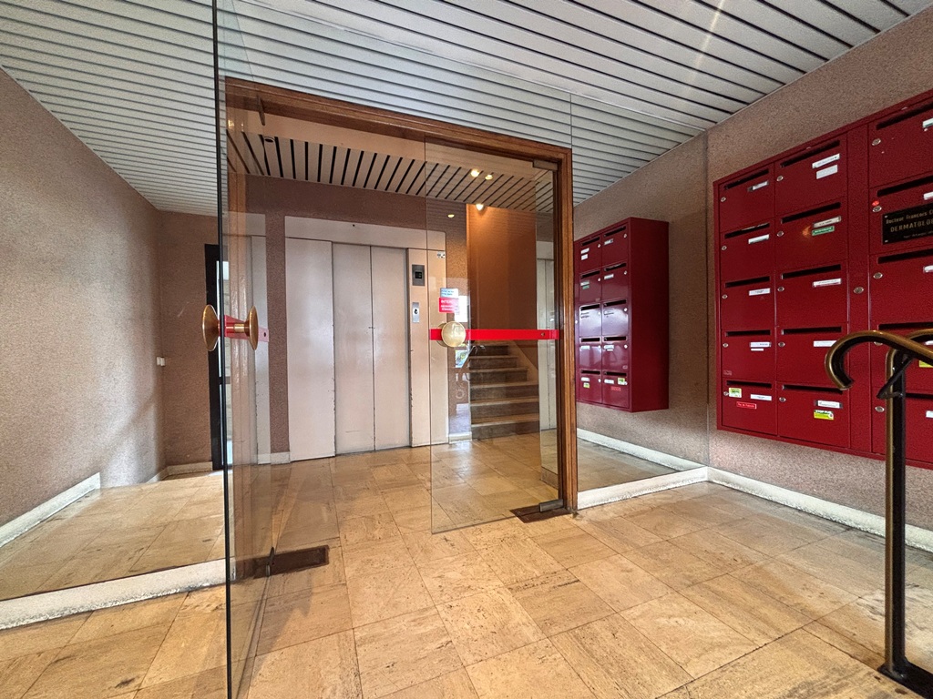 Exclusivité Agence Quimper Centre. Appartement T2 42 m² Avec Locataire en Place & Place De Parking Privative.