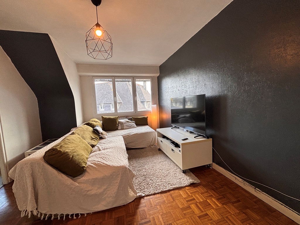 Exclusivité Agence Quimper Centre. Appartement T2 42 m² Avec Locataire en Place & Place De Parking Privative.