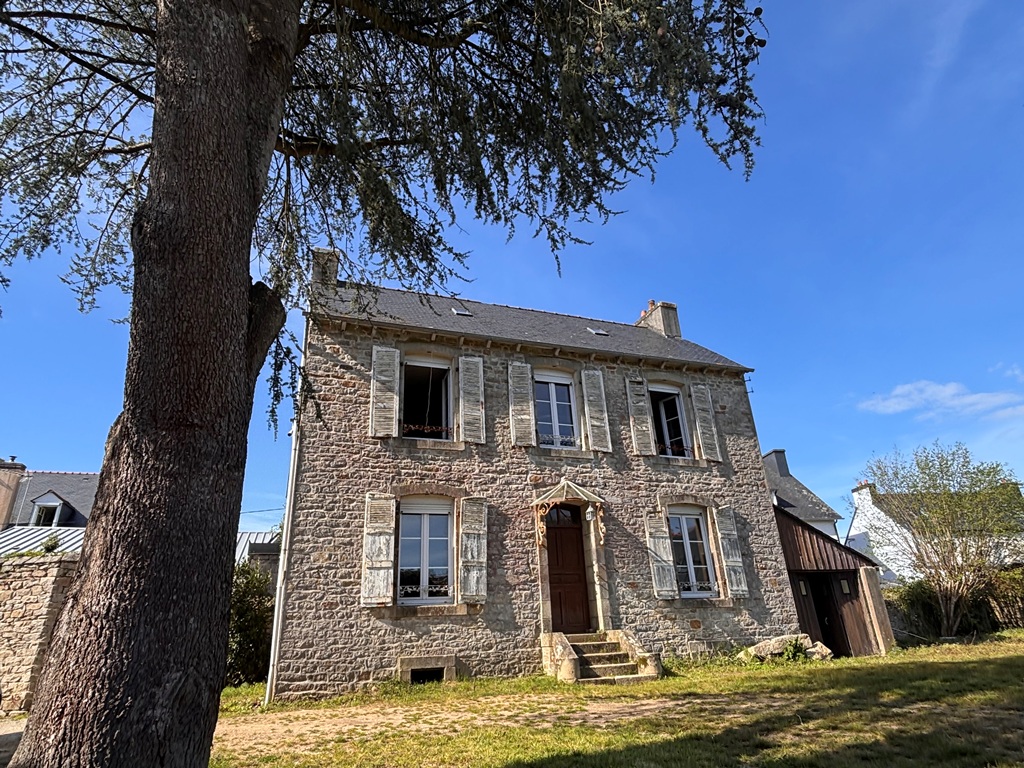 Quimper centre ville  Le Quartier prisé du Manoir Des Salles L’année 30 Tant Recherchée à Rénover Avec Jardin à Proximité de Tous Commerces.